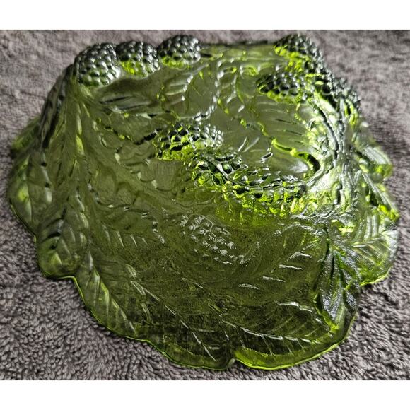 Vintage Green Pressed Glass Leaf & Grape 7.5" Serving Bowl Mid-Century - Picture 3 of 3